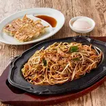 焼きそば大盛温泉玉子入＆餃子（焼そばの想夫恋 渡辺通店）