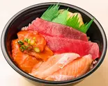 まぐろ漬けサーモントロサーモン丼(105)（魚丼 北千住本店）