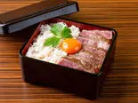 黒毛和牛サーロインとベニズワイガニの蟹肉丼(肉タレ屋 なんばBAL店)