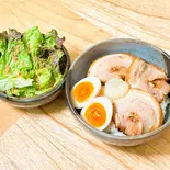 炙りチャーシュー丼・ミニサラダセット(チャーシュー3枚、味玉1個、にんにく、ミニサラダ)（ご褒美チャーシュー丼 ぶた丸）