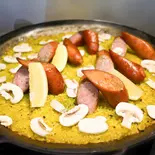 2種ソーセージのパエリヤ(二人前)（スペインバル ラ・ピカーダ・デ・トレス Spain Bar La Picada de tres）