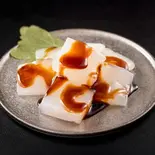 厳選わらびもち 黒蜜 Warabi-mochi kuromitsu（韓流ご褒美飯♪バターガーリックライスの【サムギョプサル丼】 日吉店）