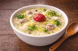 (筋肉疲労)342kcal 筋肉疲労回復粥 豚肉・豆腐・卵・ブロッコリー・ネギ・ニンニク・ごまなど トッピング梅干付（風邪・胃腸炎の回復に お粥小屋 健康お粥専門店）