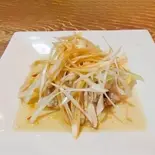 蒸し鶏とネギの油かけ（鶴の恩がえし 銀座店）
