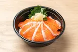 富士山サーモン丼 Salmon rice bowl（大衆海鮮 団）
