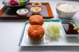 【弁当】メンチコロッケ2個入り 弁当(サラダと小鉢付き)(RESTAURANT MAMA.)