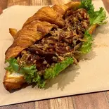 プルドポーククロワッサンサンド（アメリカンBBQ アルフレッド）