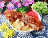 【にんにく爆弾】丸々一本角煮丼(並盛)（【名物！丸々一本角煮丼】大将のうまとろ食感じっくり煮込み）