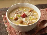 なめこと豚の粥(なめこ・豚肉・豆腐・ネギ・みそなど) 梅干付（風邪・胃腸炎の回復に お粥小屋 健康お粥専門店）