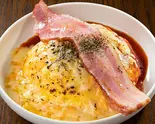 炙りチーズトマトオムライス＆厚切りベーコン（とろとろオムライスのオムタマ亭）
