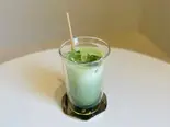 抹茶ラテ(アイス)/Matcha latte(ice)（【グルテンフリー】洋菓子とコーヒー シモキタシマイ/【gluten-free】pâtisserie ＆ coffee stand shimokitashimai）