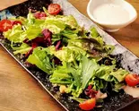 トリュフ香るシーザーサラダ（溶岩焼きグリルと世界のワイン 肉助）