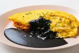 ふわとろオムライス|イカ墨ソース（ぽわるぅ）