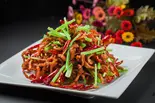 豚肉細切りと香菜の辛口炒め（中国東北家郷料理 永利 池袋本店）