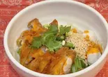 バミーへーンガイトード 揚げ鶏肉の汁なしラーメンEgg with Fried Chicken（タイレストラン アロイ）