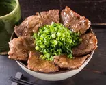ロース塩ネギ盛り丼 Loin with Green Onion and Salt Rice Bowl（大阪焼肉丼せんば 栄店）