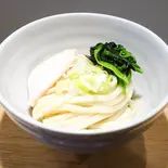 塩だしぶっかけうどん(薬味ねぎ、国産しっとり鶏胸肉1枚、ほうれん草)(究極の塩だしうどん 京都はんなり)