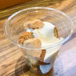 カップシフォン【黒糖シフォン・生クリーム・わらび餅】（Bistro ＆ Cafe Lamp）