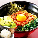 【チョイ辛】台湾まぜそば +アボカド (ミニミニ追飯付き)（油そば・台湾まぜそば専門店 土佐堀 麺屋じろう）