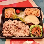 チーズのせハンバーグ弁当お茶つき（おばんざいや早乙女 銀座本店）