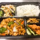 二種(鶏肉炒め、野菜炒め)おやつ楽しめる弁当(味四川 四川ダイニング)