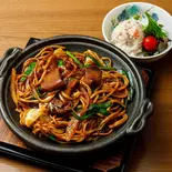 ホルモン焼きそば ミニポテトサラダ付き（居酒屋よあけ）