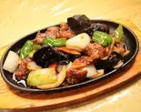 鉄板牛肉 Steel-Plate Beef（大梁餃子）