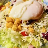 カリカリベーコンと温泉玉子入りシーザーサラダ(台湾複合料理居酒屋 雅庄)
