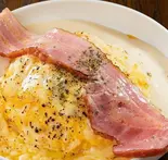 炙りチーズクリームオムライス＆厚切りベーコン（とろとろオムライスのオムタマ亭 福岡早良店）