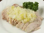 蒸し鶏のネギソース Steamed Chicken with Spring Onion Sauce(星宿飯店 湯島店)
