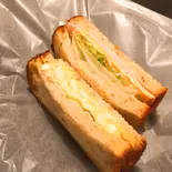 サンドイッチ(ハムチェダーチーズレタス＆タマゴ)Sandwich (ham,cheddar cheese,lettuce ＆ egg) dupain_M（【食べログ百名店】極上食パン x 高加水・低温長時間発酵パン L’Atelier du pain(ラトリエデュパン) 六本木）