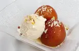 グラブジャムントアイスクリーム(2個)（インドレストランILU）