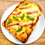 ミックス・ピザトースト（軽食とデザート。Cafe Karanos[カラノス]）