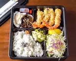 車海老フライ(4本)弁当 Fried prawn (4 pcs)（白金とんかつ王龍）