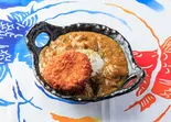 メンチカツと発酵牛すじカレー（発酵と燻製酒場 金魚）