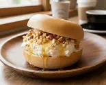 クラッシュナッツ＆濃厚クリームチーズのベーグルサンド Nuts ＆ cream cheese bagel sandwich（【ニューヨーカーズベーグル】BB Monster）