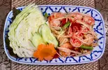 (ソムタム・エビ入り)ส้มตำกุ้ง（シャムチャントラー）