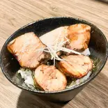 炭火炙り鶏豚チャーシュー丼（とり九）
