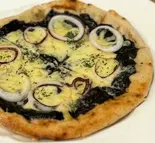 イカスミのピザ（湊川イタリアン ソラレ）