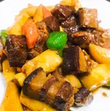 皮付き角煮と揚げジャガイモ炒め(酔香園)