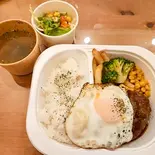 目玉焼きハンバーグセット（メーメのイタめし家）