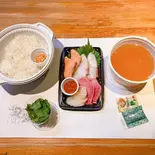 【冷】贅沢海鮮茶漬け(ご飯220g)（寿司割烹山水）