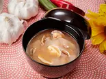 海の恵みが詰まった本格あさり味噌汁（豚とほうれん草のポパイ丼 大阪肉物語）