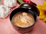 海の恵みが詰まった本格あさり味噌汁（絶品手羽と唐揚げ！ 旨手羽家 心斎橋店）