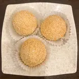 黒ゴマ入りあんの揚げ団子（六町飯店）