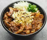 チーズ薄切り豚バラ丼（豚めし家 なんばパークス前店）