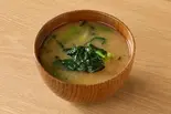 ほうれん草の味噌汁 Spinach Miso Soup（【十八穀米＆美食美人】どんぶりde健康ごはん 幡ヶ谷店）