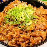 【丼もの人気No1!】ニクとコメの相性バツグン!たっぷり牛焼肉丼(精肉店直送!ステーキ丼・コロッケ・カレーのお店 へそ)