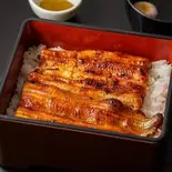 鰻重(タレ・お新香付)（うなぎ仙見）