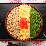 そぼろ丼3色グリーン（京のだし香る『親子丼日和』 Oyakodon biyori）